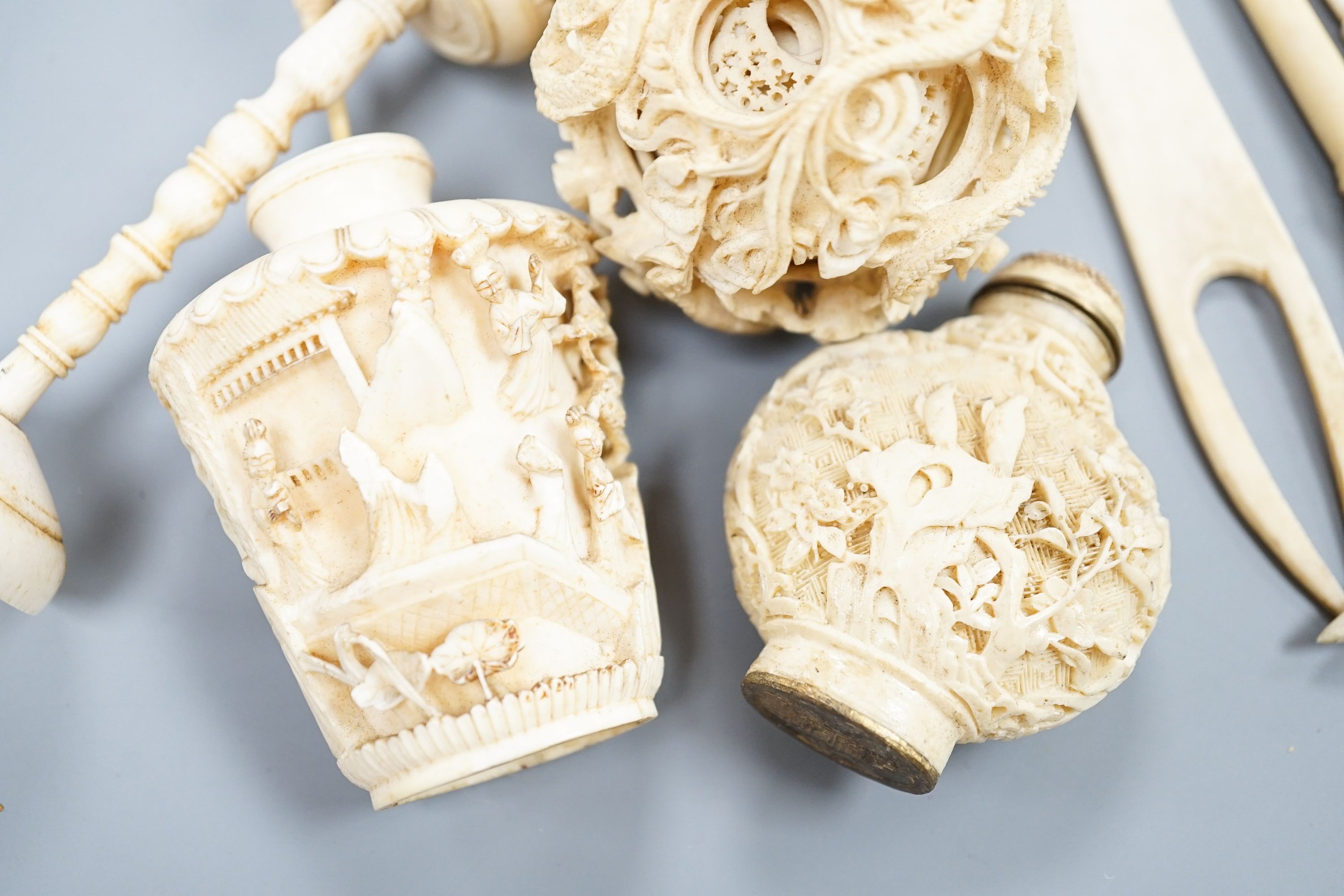 A group of mixed Ivory pieces including a concentric ball and stand, 19th/early 20th century 80-120